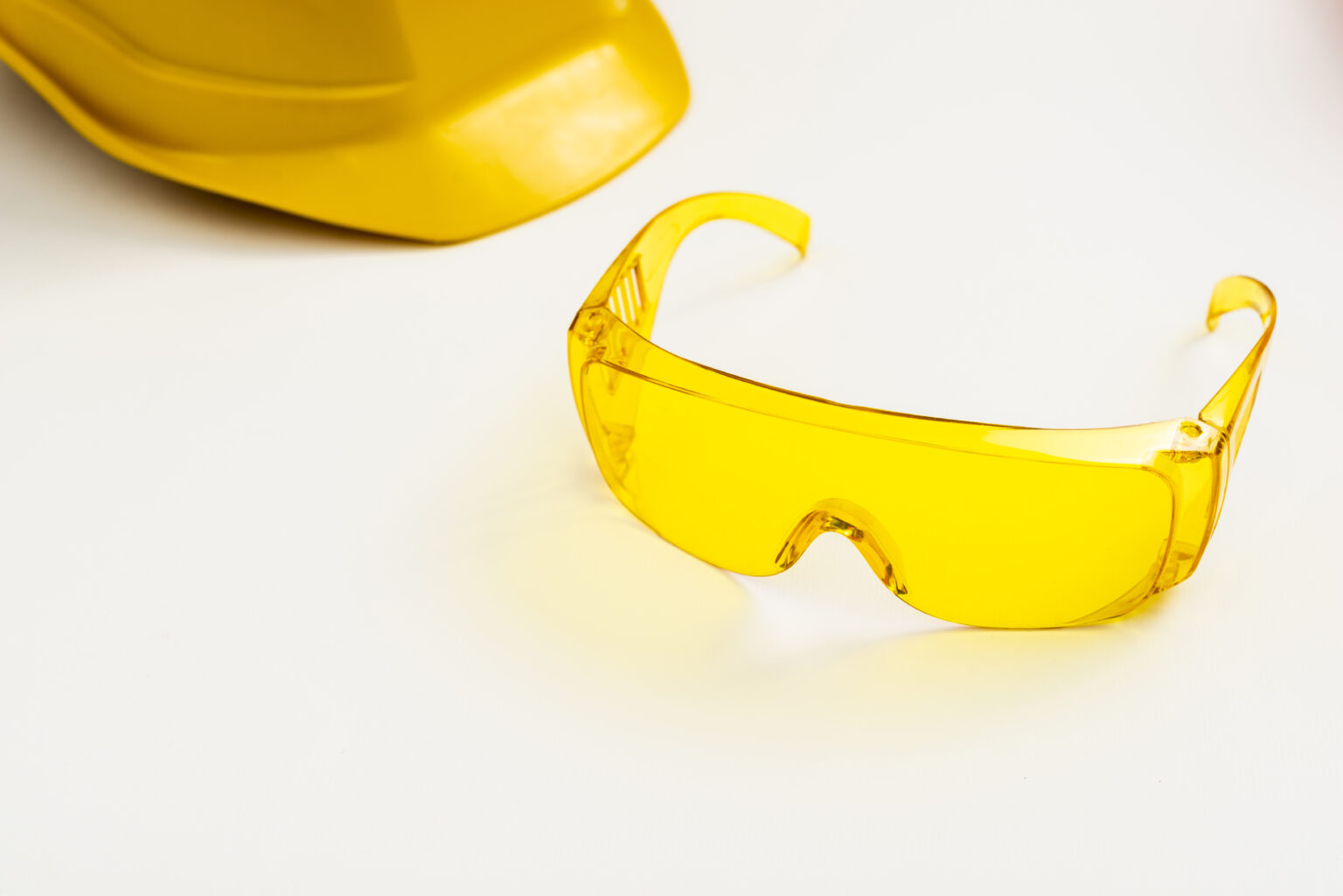 picture of yellow safety glasses